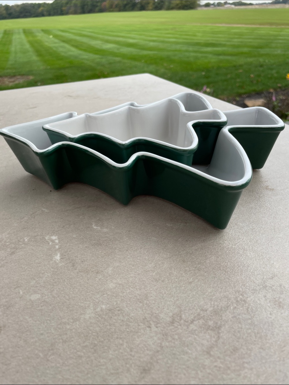 Like New Chantal Stoneware Green/White Ceramic Tree-Shaped Bakeware - Set of 2